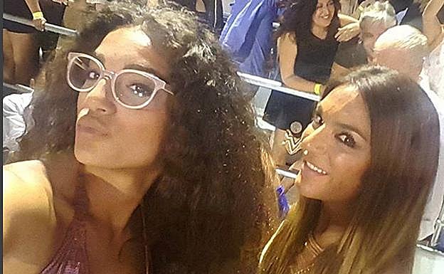 Alma con su madre Raquel Bollo. 