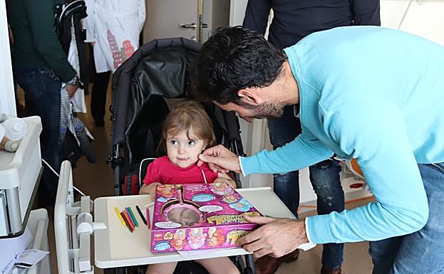 Un jugador del Burgos CF entrega un regalo a una niña