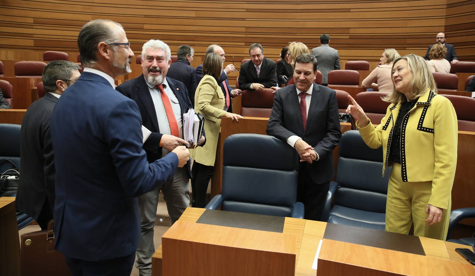 La consejera de Economía y Hacienda, Pilar del Olmo, abrió hoy la primera sesión del pleno que aprobará, previsiblemente, la Ley de Medidas y el proyecto presupuestario que contempla 10.859,2 millones de euros