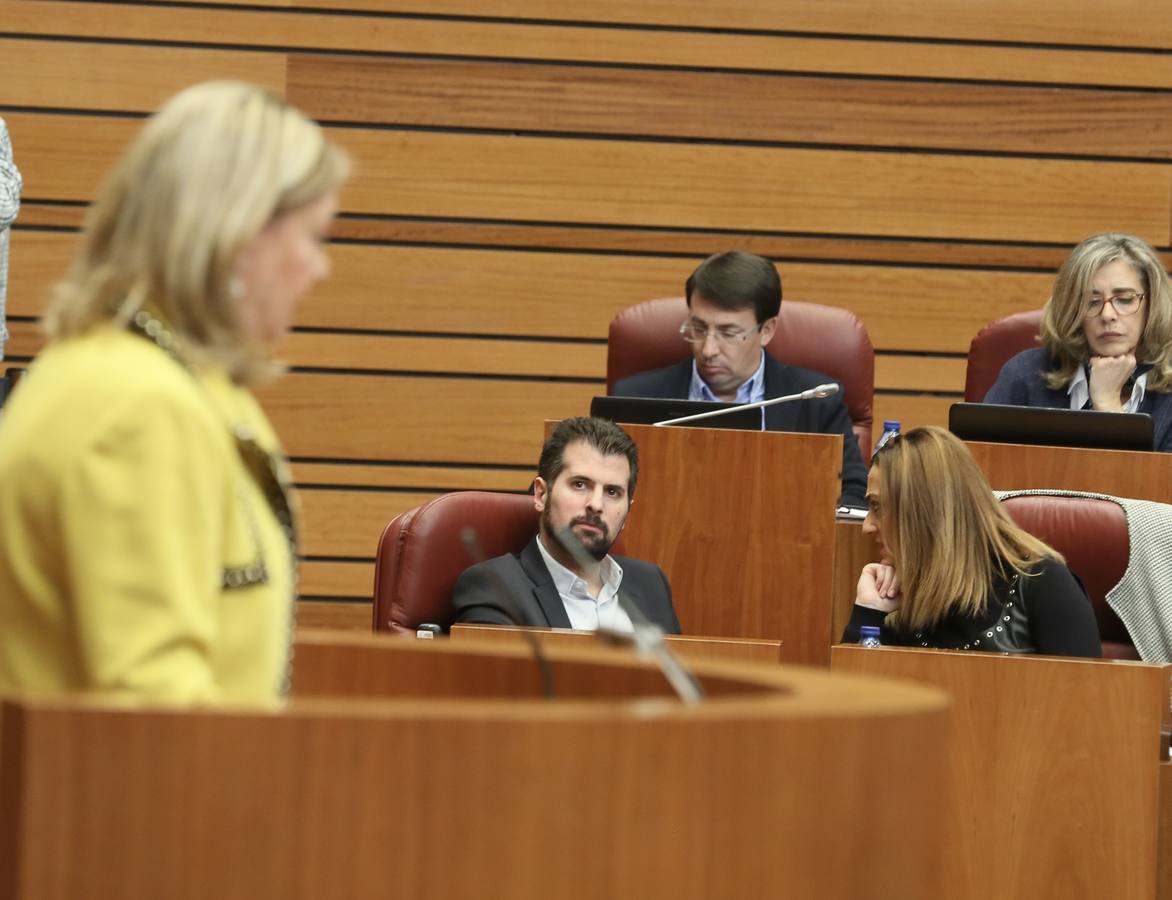 La consejera de Economía y Hacienda, Pilar del Olmo, abrió hoy la primera sesión del pleno que aprobará, previsiblemente, la Ley de Medidas y el proyecto presupuestario que contempla 10.859,2 millones de euros