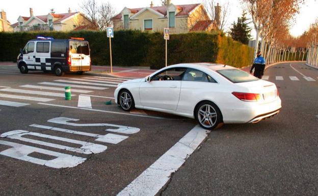 El coche, tras romper tres bolardos, en Fuente Berrocal.