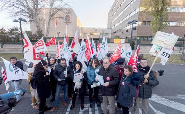 Los sindicatos reclaman que se valore la experiencia de los profesores interinos en las oposiciones