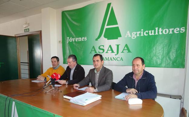 Donaciano Dujo y Juan Luis Delgado, en el centro, junto a Raúl del Brío y Julián Juanes. 