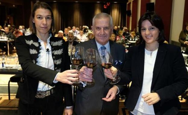 Brindis de la enóloga Noelia Mena, el bodeguero Ricardo Fernández Núñez y Marta Manzano, coordinadora de La Luz del Duero