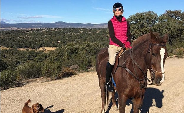 Ágatha Ruiz de la Prada montando a caballo.