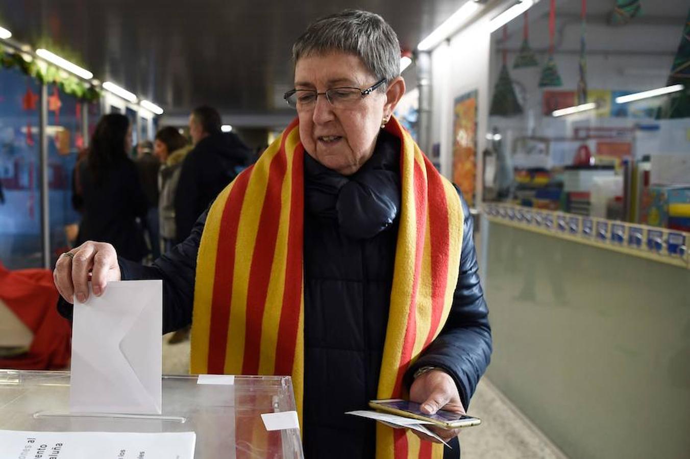 Una mujer con la bandera catalana vota en su colegio de Sabadell. 