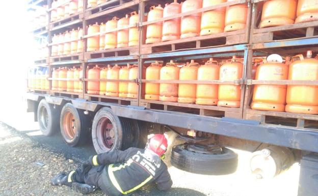 Un bombero trata de enfriar el eje del camión en la A-67.