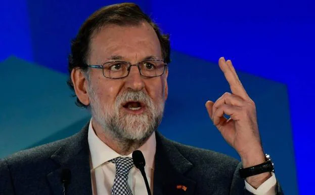 Rajoy da un discurso. 