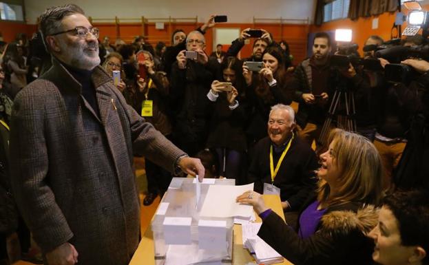 El líder de la CUP Carles Riera, en el momento de votar en la Escola Pere IV de Barcelona.