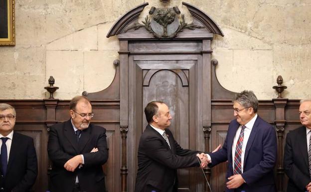 (I a D) El secretario de la Consejería de Educación, Juan Casado; el consejero de Educación de la Junta de Castilla y León, Fernando Rey; el rector de la UVa, Daniel Miguel San José; el periodista Óscar Campillo y su predecesor en el cargo, Gerardo Gutiérrez, en la toma posesión como presidente del Consejo Social de la UVa. 