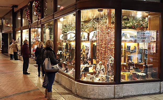 La gente se detiene en los escaparates y pregunta en los comercios