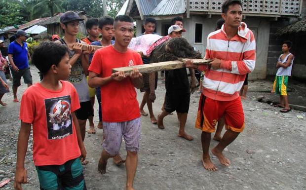 Imagen principal - Aumentan a 200 los muertos en Filipinas por la tormenta &#039;Tembin&#039;