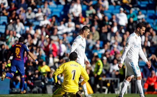 Luis Suárez celebra su tanto en el Santiago Bernabéu.