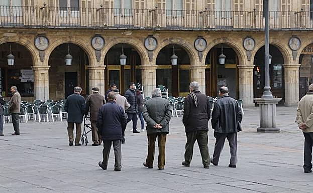 Jubilados en la Plaza Mayor de Salamanca. 