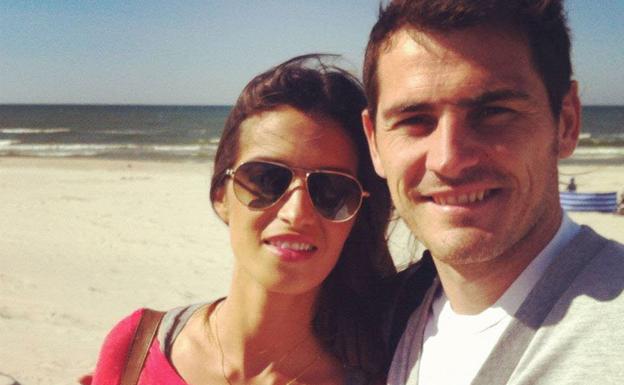 Sara Carbonero e Iker Casillas en la playa. 