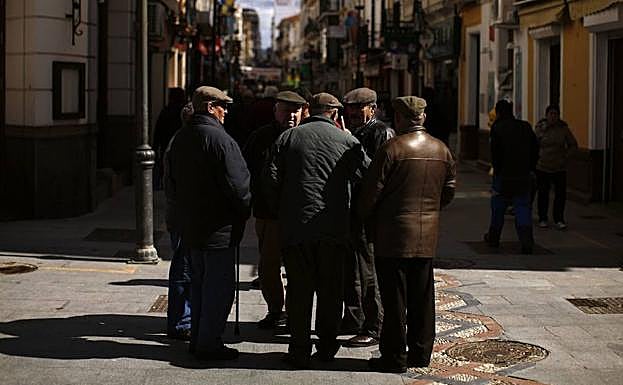 Varios pensionistas charlan en una calle de Ronda (Málaga).