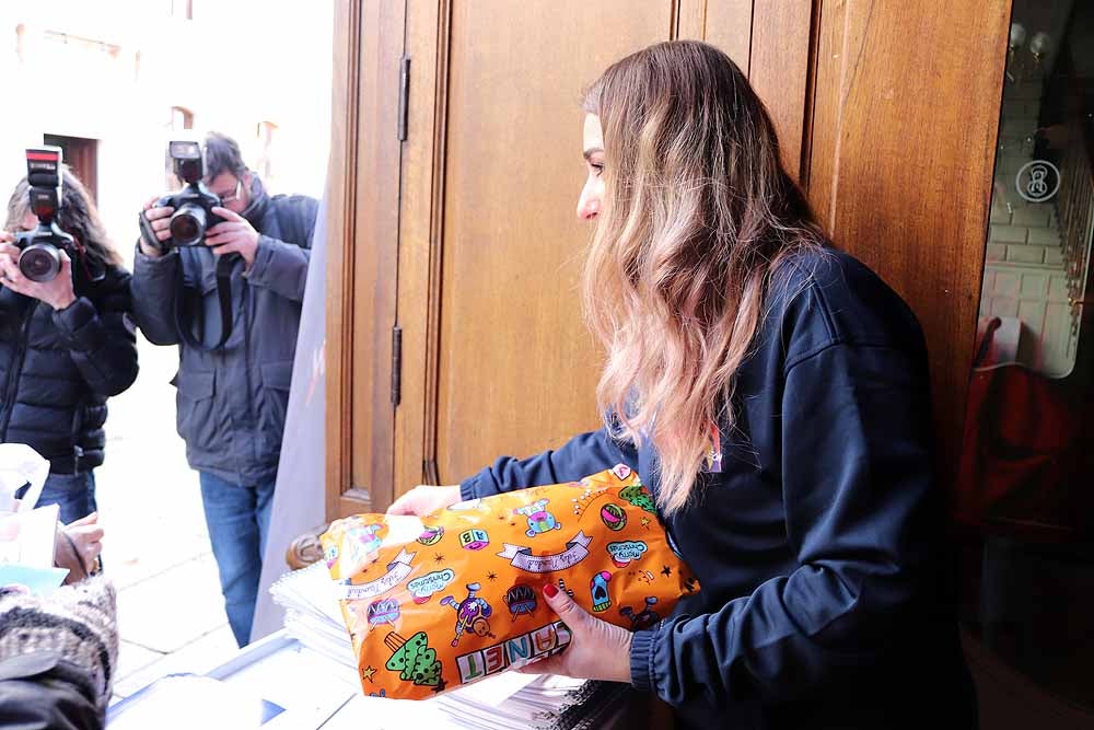 Los burgaleses entregan un juguete a Cruz Roja