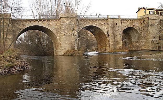Río Carrión a su paso por Carrión de los Condes (Palencia). 