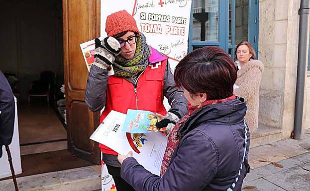 Dos niños entregan un juguete a cambio de un calendario