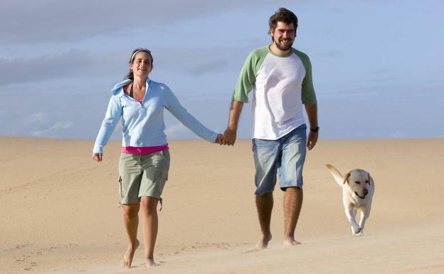 Una pareja, caminando.