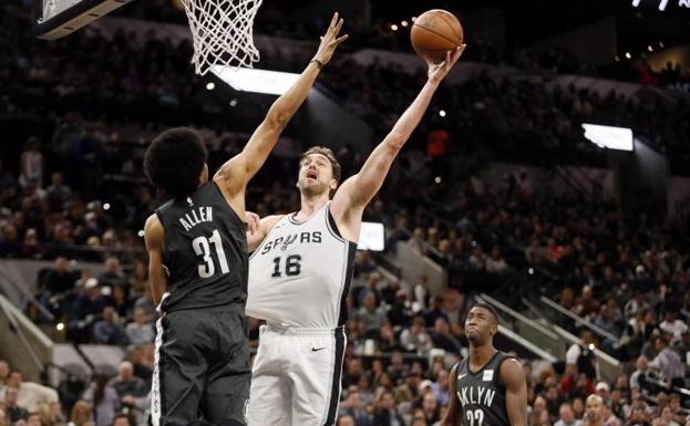 Pau Gasol, en plena entrada a canasta.