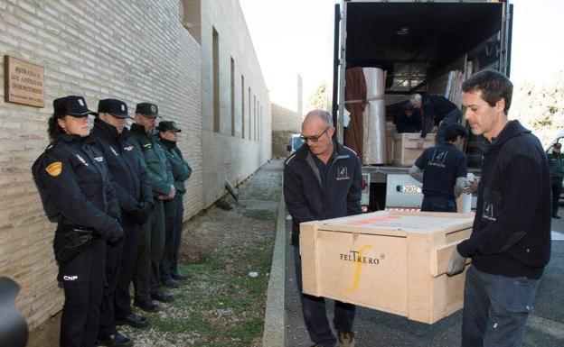 La Policía Nacional y la Guardia Civil custodian el regreso de las obras de arte al monasterio de Sijena. 