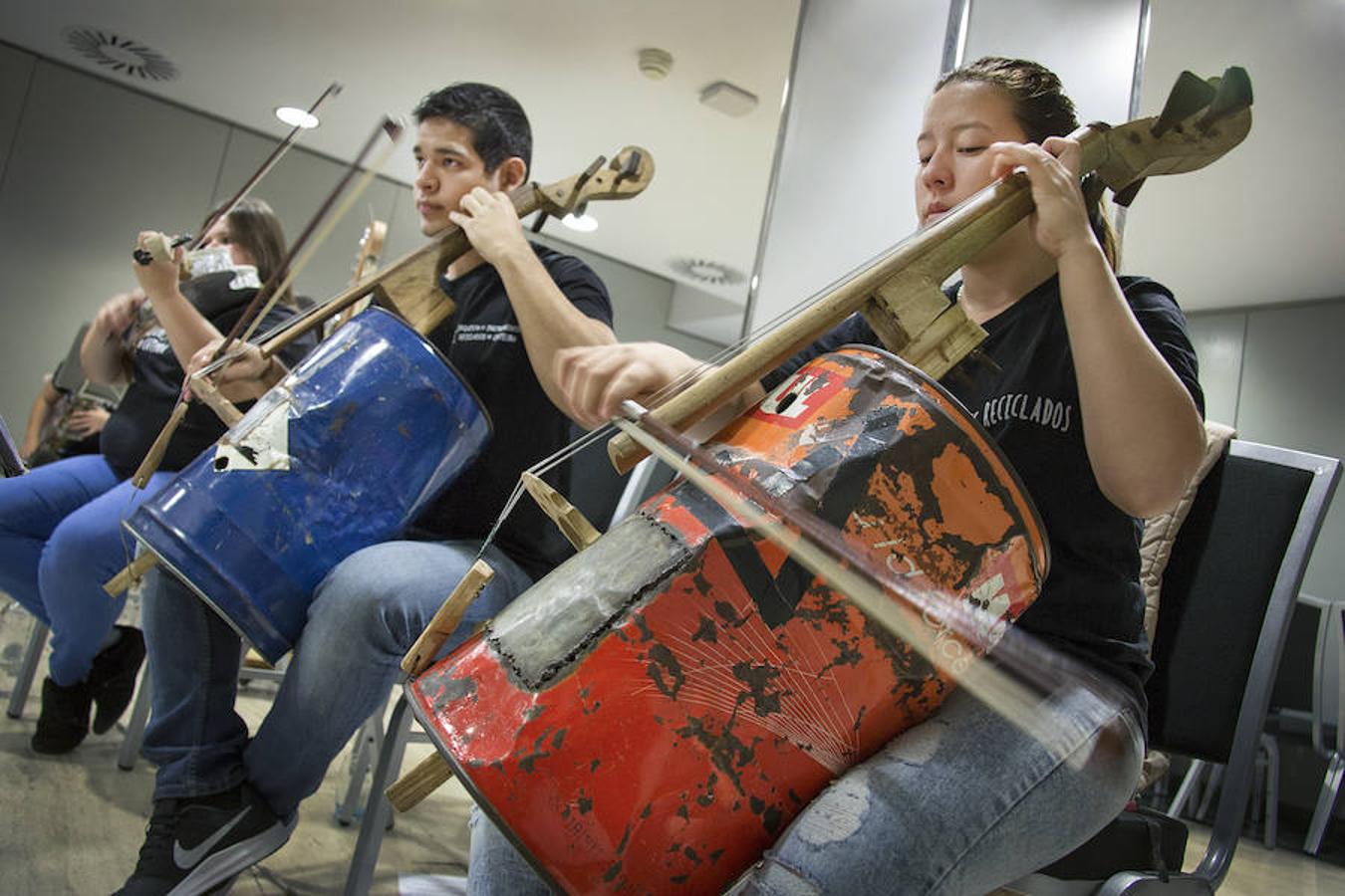 La Orquesta Cateura utiliza los despojos para crear eficaces instrumentos