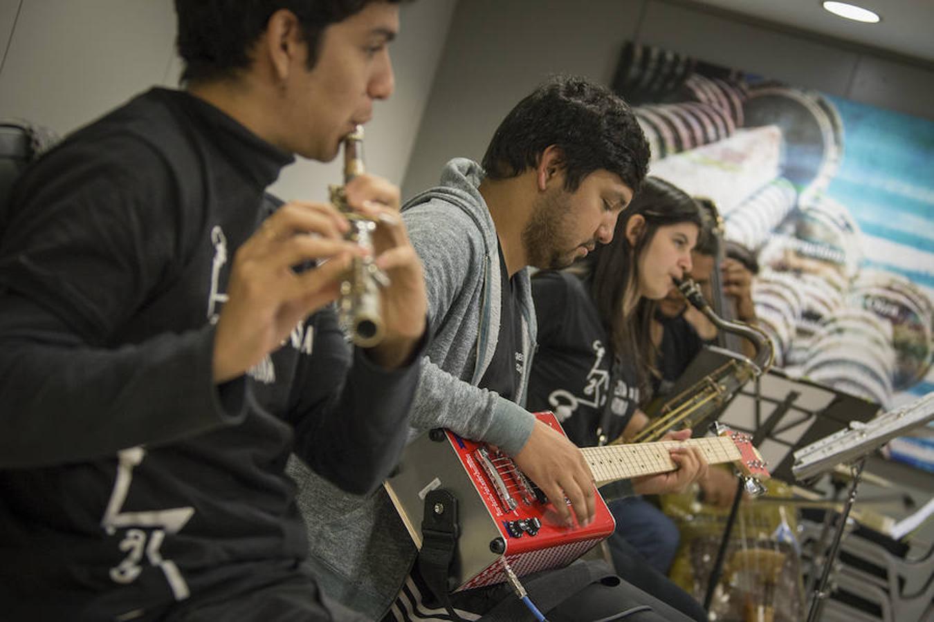 La Orquesta Cateura utiliza los despojos para crear eficaces instrumentos