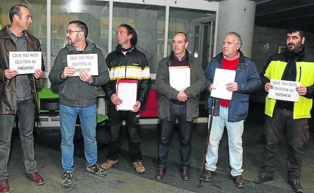 Vecinos de Frómista presentan en la Junta las firmas para exigir un médico. 