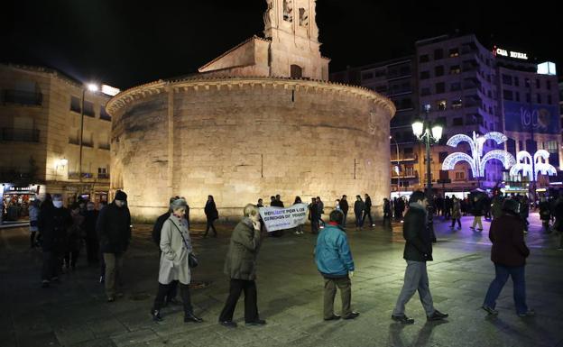 El Círculo de Silencio de Cáritas de ayer, en Puerta Zamora, estaba vinculado al mensaje de su campaña de ‘Operación Vivienda’. 