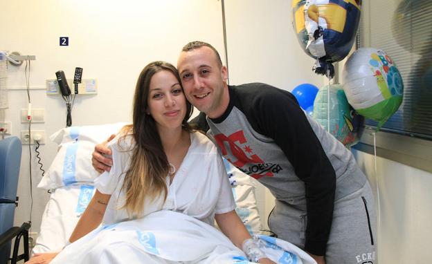 Virginia y Cristian, los padres del primer segoviano del ao 2018, en la habitación del Hospital General. 