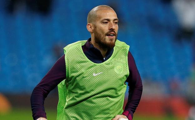 Silva, calentando en el Manchester City-Watford