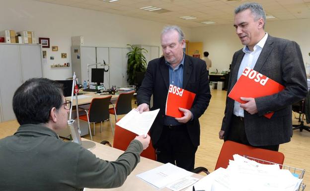 Los procuradores del PSOE José Francisco Martín y Javier Izquierdo presentan la solicitud en el registro de las Cortes. .