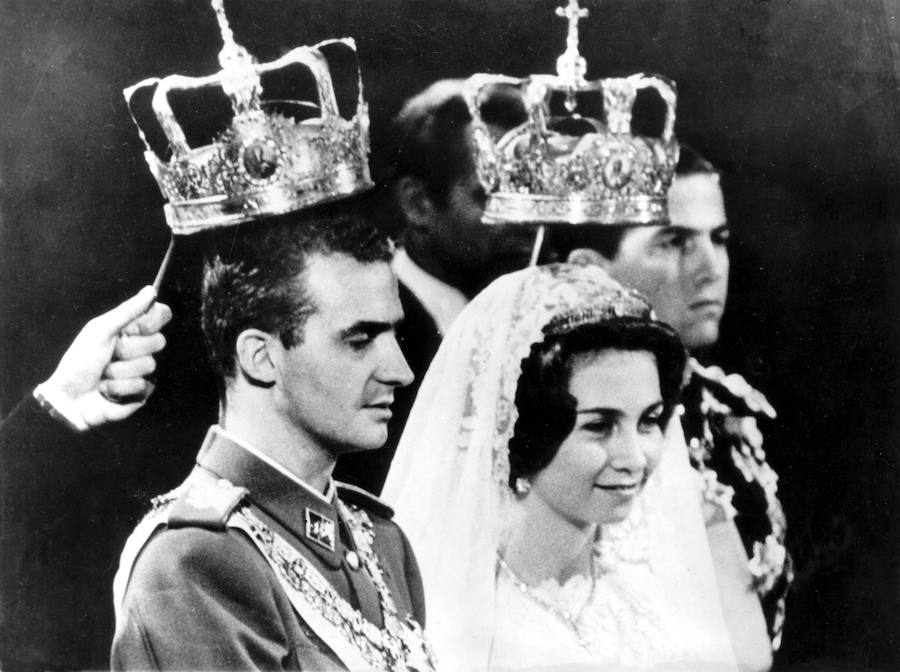 14 de mayo de 1962. La Princesa Sofía de Grecia y el Príncipe Juan Carlos de Borbón son coronados de acuerdo al rito ortodoxo durante la ceremonia religiosa por su boda.