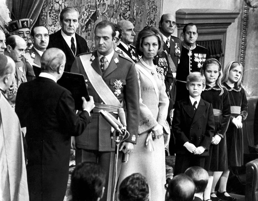 Don Juan Carlos jura las Leyes ante el presidente de las Cortes, Alejandro Rodríguez de Valcárcel, y es proclamado Rey de España. 22 de noviembre de 1975