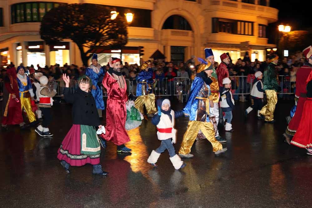 La Cabalgata de Reyes ha hecho las delicias de grandes y pequeños