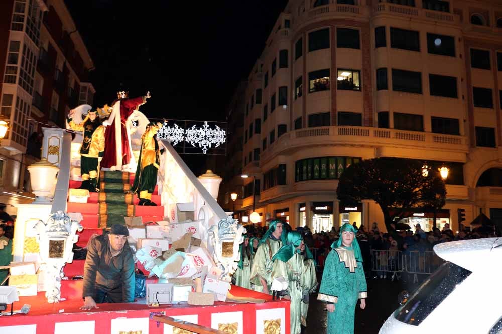 La Cabalgata de Reyes ha hecho las delicias de grandes y pequeños