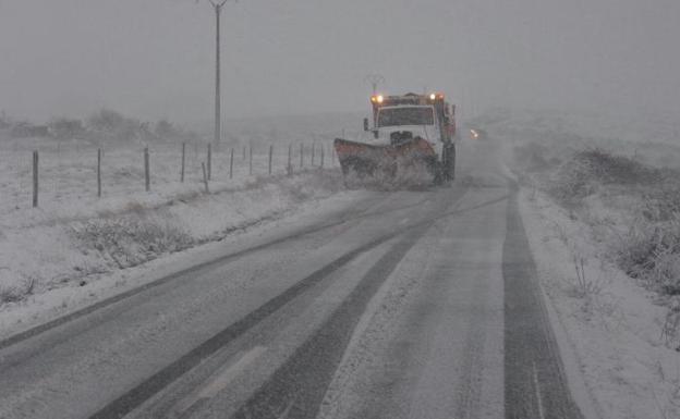 Camión con cuchilla quitanieve en la zona de Ponferrada, durante un temporal pasado.