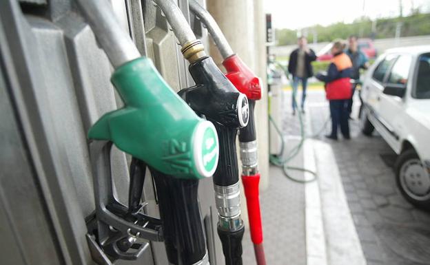 Mangueras en una gasolinera. 