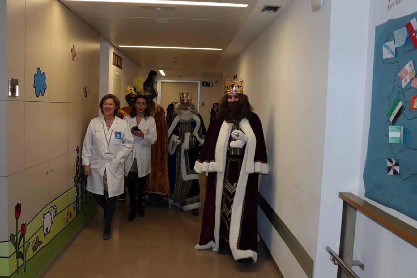 Los Reyes Magos visitan a los niños del Hospital Universitario