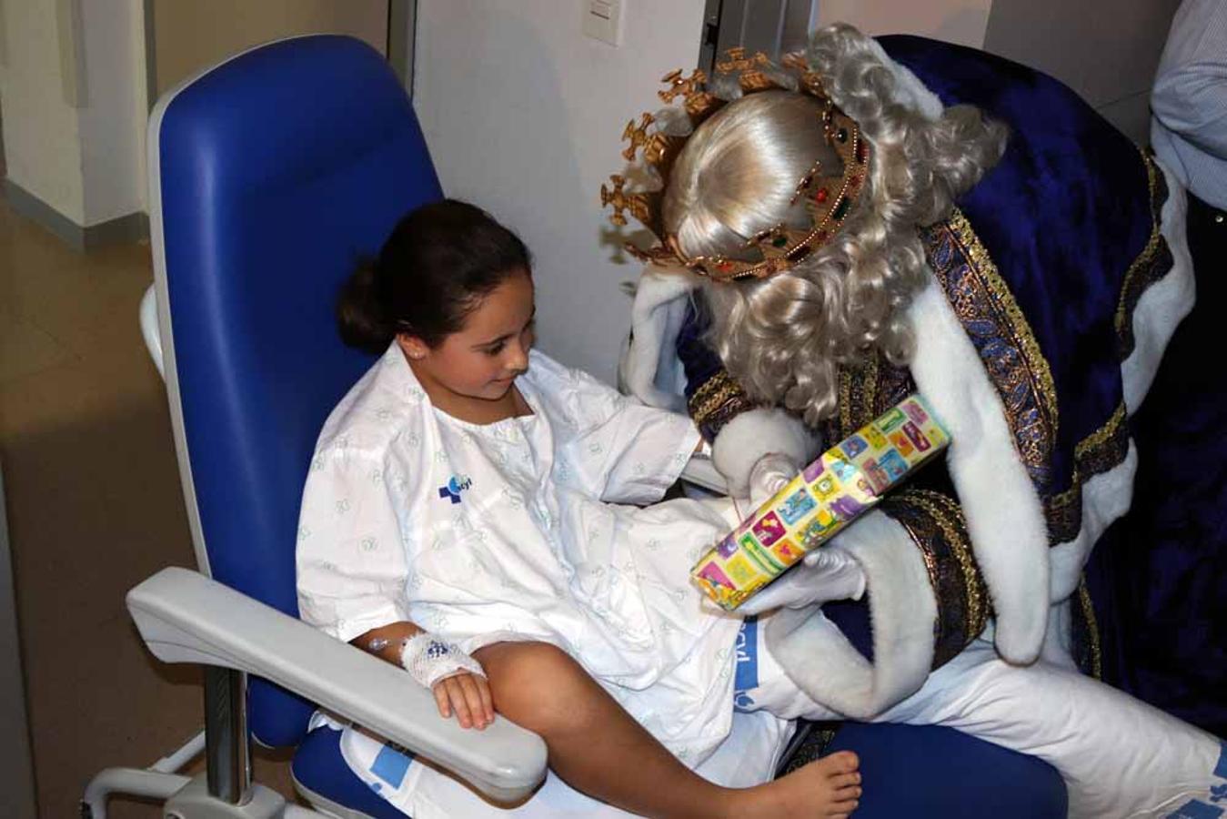 Los Reyes Magos visitan a los niños del Hospital Universitario