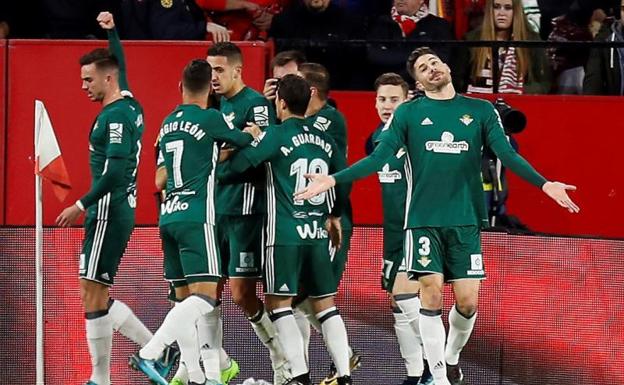 Los jugadores del Betis celebran uno de los goles logrados en el Sánchez Pizjuán.