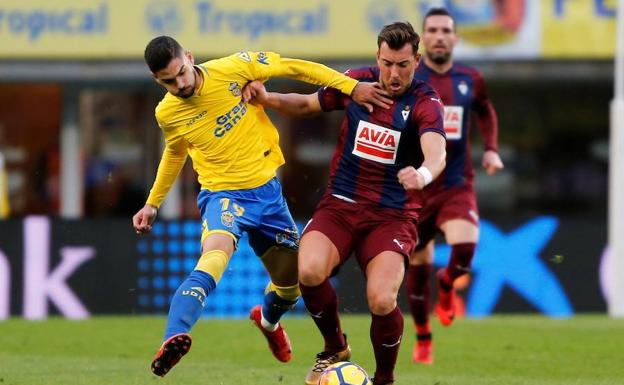 Sergi Enrich (d), lucha el balón con Hernán Toledo.