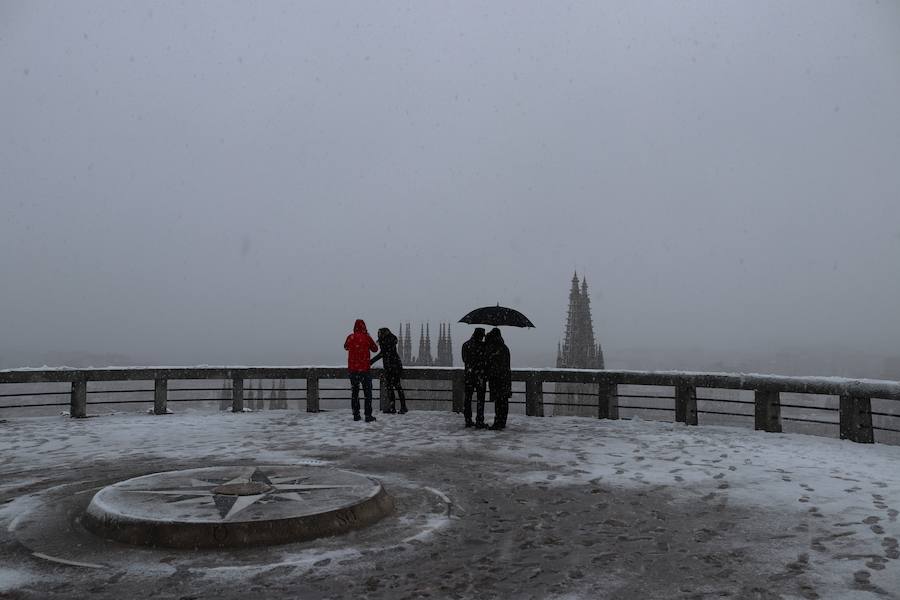 La incesante nieve ha caído durante toda la jornada del sábado ha dejado bellas estampas en la ciudad