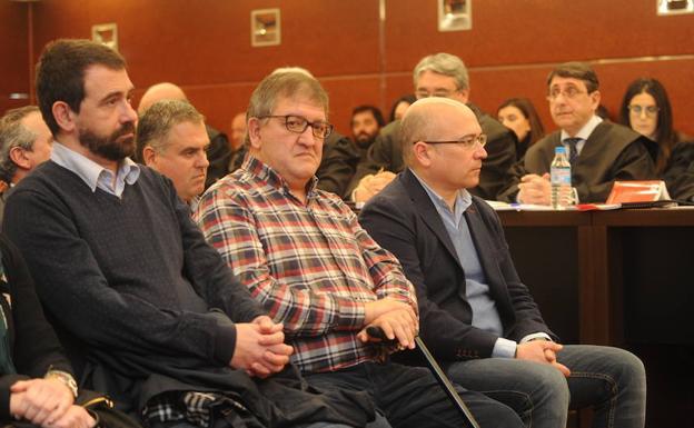 Koldo Otxandiano, Aitor Tellería y Alfredo de Miguel en el banquillo de los acusados.