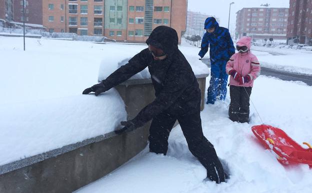 Tres niños disfrutan con la nieve en Ávila.