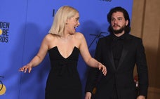 Emilia Clarke y Kit Harington, en la gala de los Globos de Oro. 