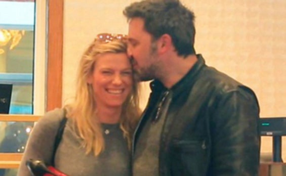 Ben Affleck besa a Lindsay Shookus. 