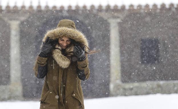 Una vecina de La Alberca se resguarda de la nieve.