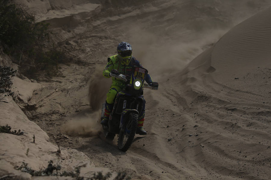 El motociclista español Joan Pedrero compite en la cuarta etapa del rally. 